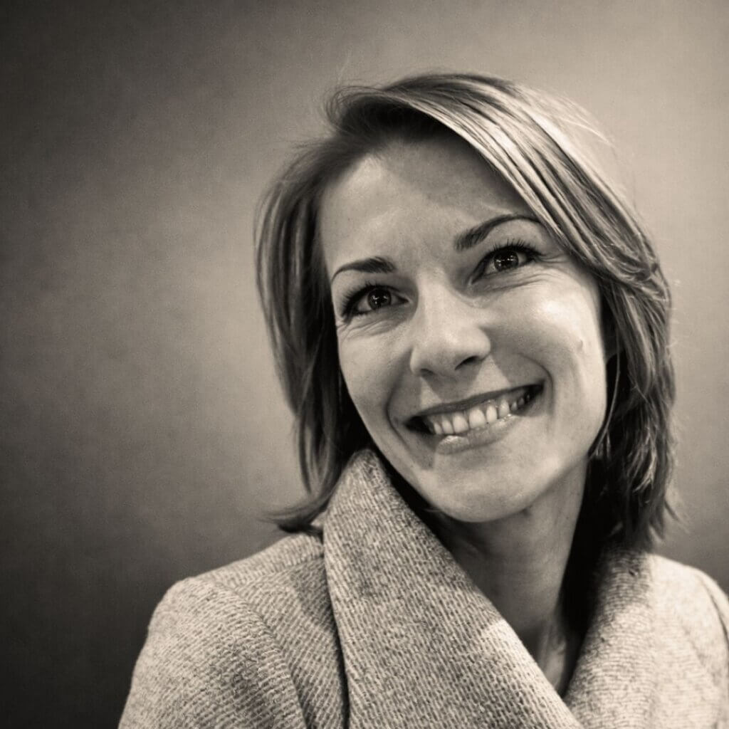 Autorin Noa Arden, lächelndes Porträt, monochrom