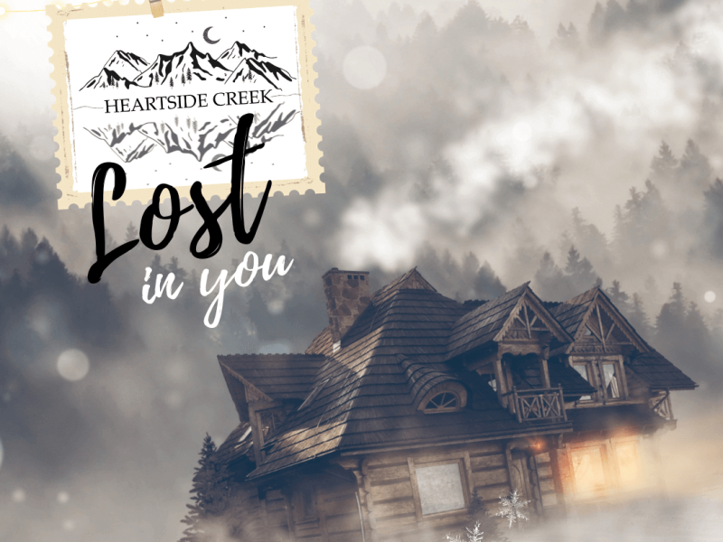 Eine gemütliche Nebelumwobene dunkle Holzhütte in den Bergen umgeben von Schnee. Einige Fenster sind erleuchtet. Im Hintergrund nebliger Wald.