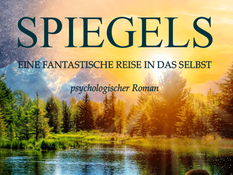 Buchcover vom Roman "Der Weg des Spiegels", eine fantastische Reise in das Selbst (inspirierende portal fantasy): Ein See mit Wald am Ufer. Der Sonnenaufgang über den Baumwipfeln geht in einen Sternenhimmel an den Rändern über. Im Vordergrund ein kleines Holzboot mit einer männlichen Person mit dem Rücken zugewandt, die im Schatten liegt, mit Blick auf das Gegenüberliegende Ufer über den ruhigen See gleitet.